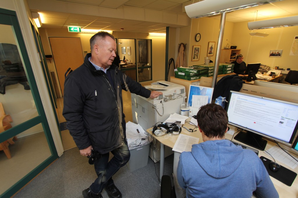Kåre Simensen lurer på når Ruijan Kaiku får midler til å bli ukesavis. Foto: Tom Skoglund, Altaposten