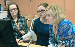 Bibliotekarene på Unge Deichmanske Anne Cathrine Johansen, Bodil Aag og Anne Kari Holm fant to kvenske barnebøker i bibliotekets samlinger. Flere fins jo ikke! 