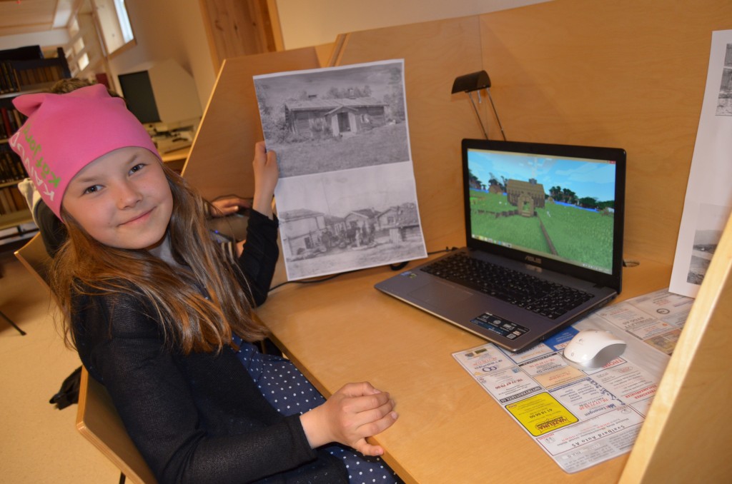 Kaisa (11) viser fram det kvenske bygget hun har laget i kvenlandsbyen i spillet Mindcraft under Paaskiviikko. – Vi har også laget kvenske skilt her, forteller hun. KUVA HEIDI NILIMA MONSEN