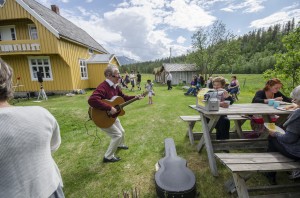 Søndagens familiedag i reisadalen er blitt et populært og kjært innslag under Paaskiviikko. Også i år blir det kvensk gudstjeneste på Bergmo kapell og sammenkomst på Tørrfoss kvengård, i år med musikk ved Reisasnabben og emonstrasjon av håndverk og salg av mat ved Nordreisa husflidlag. KUVA HEIDI NILIMA MONSEN