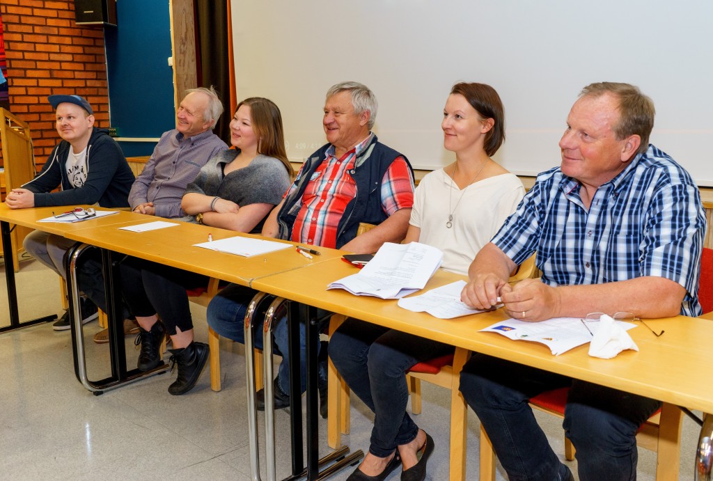 Bildtext: -Vi är ett folk med en gemensam historia, kultur och språk. Från vänster: Emil Kieri (MetNuoret), Göran Johansson (Kvänlandsförbundet), Noora Marie Ollila (Kveeninuoret), Björnar Seppola (Kvänlandsförbundet), Hilja Huru (Norske Kveners Forbund) och Bengt Niska (Svenska Tornedalingars Riksförbund). Foto: Emil Kieri 