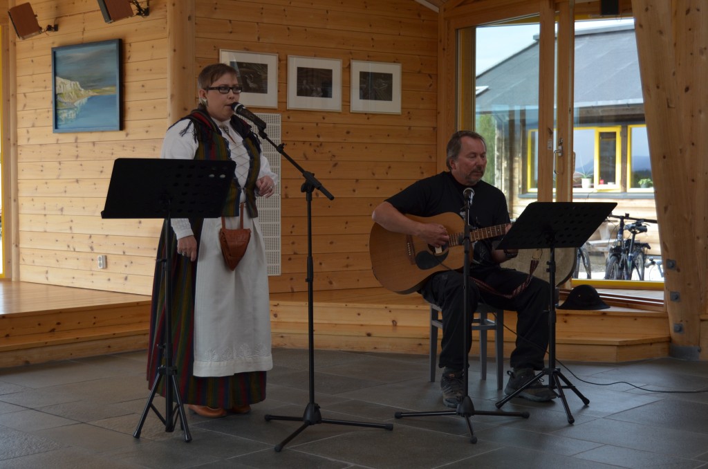 Kaksi Lakso, Cille Dahl og Jan Daleng, framførte tradisjonelle sanger fra blant annet Tornedalen. 