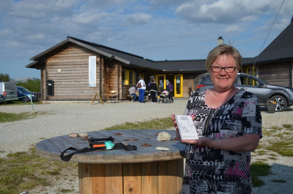 Vi håper at dette heftet skal være med på å gjøre livskvaliteten til de eldre bedre ved at de fortsatt kan bruke litt av språket sitt, sier Karin Larsen. KUVA HEIDI NILIMA MONSEN