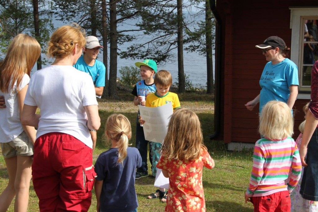 Tove Reibo (t.h) bidro med språkopplegg for deltakerne på sommerleiren på Seskarö. KUVA MEÄN KULTTUURIKEHTO