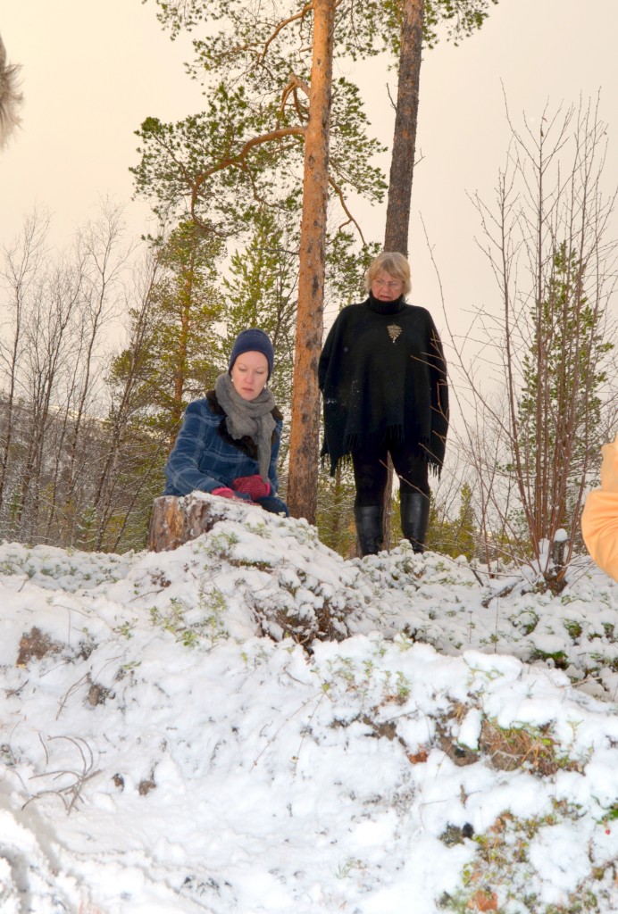 Anne-Gerd Jonassen (t.h), her sammen med Hilja Huru, mener det vil være et overgrep ovenfor kvenene å bygge en trafostasjon på dengamle tjæremila på Skillemoen. KUVA HEIDI NILIMA MONSEN