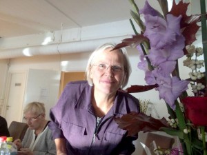 Liisa fikk vakre blomster fra Kveeninuoret. KUVA ESKILD JOHANSEN