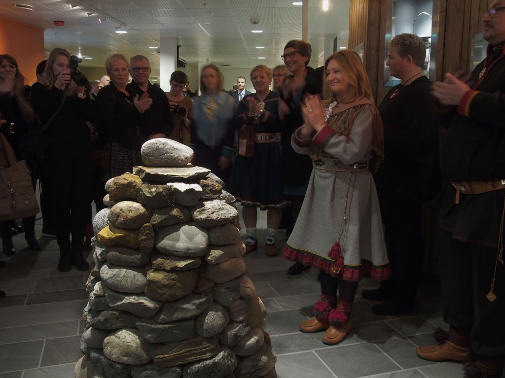 Statssekretær Anne Karin Olli i Kommunal- og moderniseringsdepartementet la siste stein på varden i aulaen på Halti-bygget. KUVA: LIISA KOIVULEHTO 