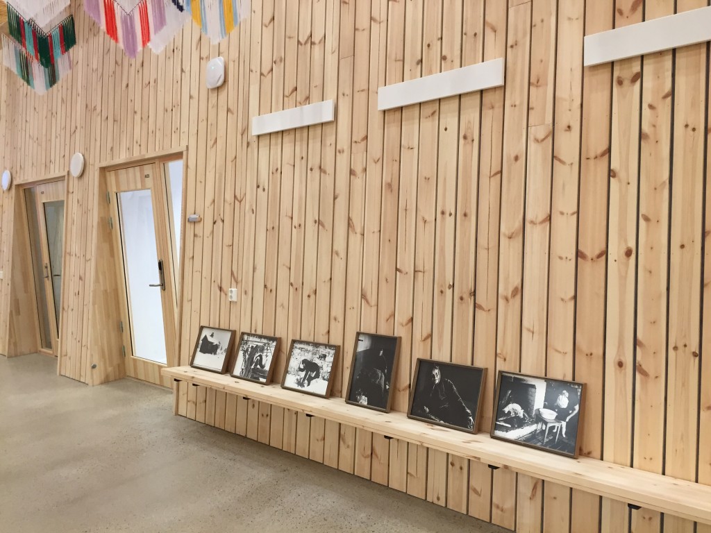 Kåre Kivijärvis bilder har fått en egen fløy i det nye sametingsbygget som åpnes i morgen. KUVA TRUDE SCHJELDERUP IVERSEN