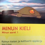 Porsanger kommune har gitt ut lærebøker i kvensk språk og kultur, Minun kieli – Minun aaret 1 og 2, skrevet av Agnes Eriksen. Forsidebilde: Aurinko tullee takaisin av Birk Johan Hansen, Lemmijoven koulu.