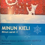 Lærebøkene har fått støtte fra fylkesmannen i Troms og fylkesmannen i Finnmark. Bøkene kan brukes på 1.-7. årstrinn og kan bestilles hos Porsanger kommune. Forsidebilde er laget av Tord-Eskil Olsen, Lemmijoven koulu. 