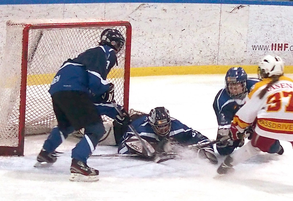 Gro Hauglid er den første kvinnelige ishockeykeeperen i Tromsø. Å være en ishockeykeeper er ikke for pyser. • – Sie saat tölmäyksii ja iskui mutta et sie niitä pelin aikana hoksaa! 