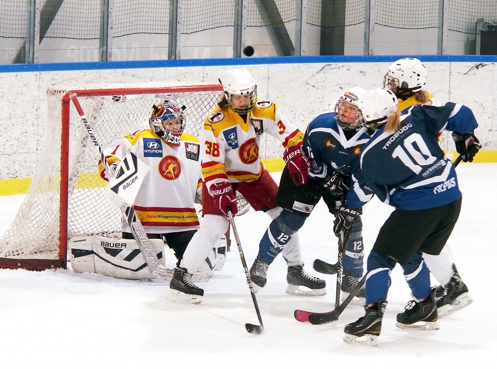 Tromssan hokkiseura oon satsannu juniooripellaajhiin ja eriliikaisesti tyttärhiin. Sanna Filpuksen (#10) ketjukaveri Julia Sundqvist (#12) oon Ruijhan parhaita alle 16-vuotissii ja se oli likelä ette hän olis päässy tämän vuođen olympiajoukkhoon. KUVAT: LIISA KOIVULEHTO 