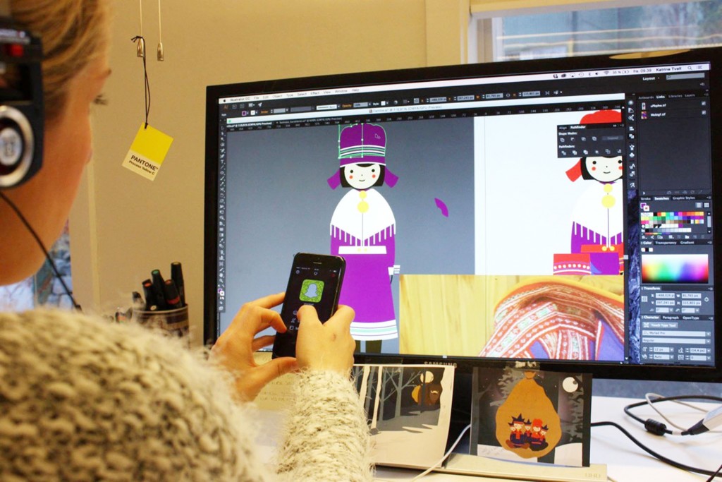 Språkverktøyet Troll i ord er digitalt innhold med lydfiler på 30 språk, utviklet for pc og berøringsteknologi som nettbrett og interaktive skjermer. Katrine Tveit arbeider her med det samiske innholdet og er på snapchat med de samiske veiviserne for å kvalitetssikre utformingen. KUVA: GROM AS