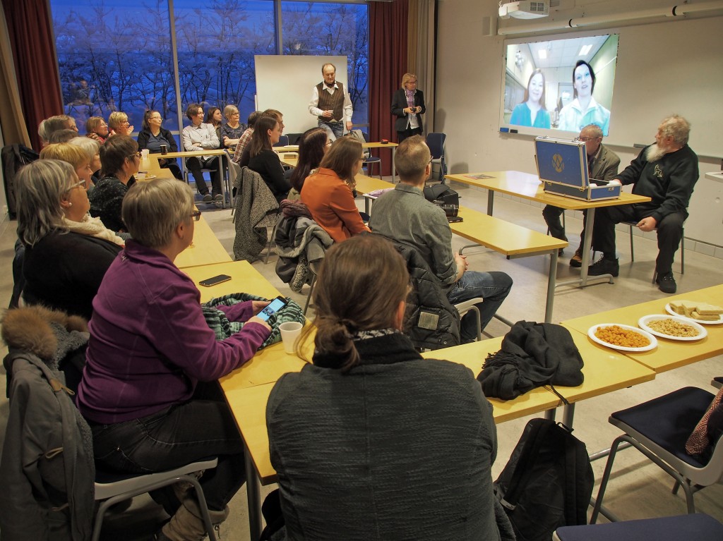 Rundt 40 mennesker hadde møtt opp på markeringen av Kvenfolkets dag i Tromsø. KUVAT LIISA KOIVULEHTO