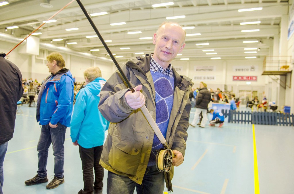 Laksefiske har vært viktig næringsvei for Wisløff-familien siden forfedrene fra Tornedalen slo seg ned i Sorisniva ved Altaelva på 1800-tallet. Nå er elvefisket mest rekreasjon for Kyrre Wisløffs del. • Lohenpyytö oon ollu Wislöfin perheele tärkkee elämänkeino siitä lähtiin ko heiđän esivanhiimat tulthiin Tornionlaksosta ja asetuthiin Sorisnivhaan 1800-luvula. 