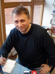 Svein Sjøveian lanserte den nye boka «Blå dager og gylne netter» på Kvenfolkets dag i Lakselv. KUVA ERLEND SKJETNE
