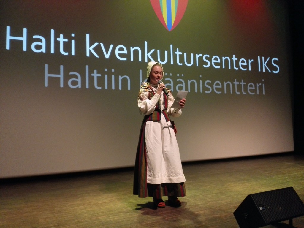 Kristin Haslund Salo var konferansier for anledningen, selvsagt ikledd den flotte kvendrakten. Foto: Halti kvenkultursenter