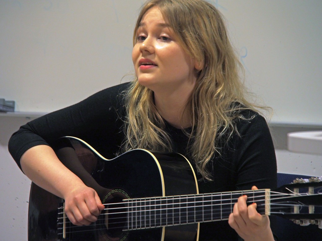 Sara Maria Lindback underholdt med sang og gitarspill. 