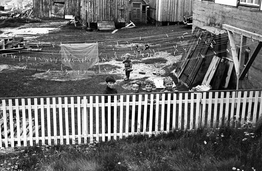 Barn leker ute bak huset til Laurila, Oskar Randas nabo. ALLE FOTO: Venke Olsen, juli 1970. Tromsø Museum – Universitetsmuseet