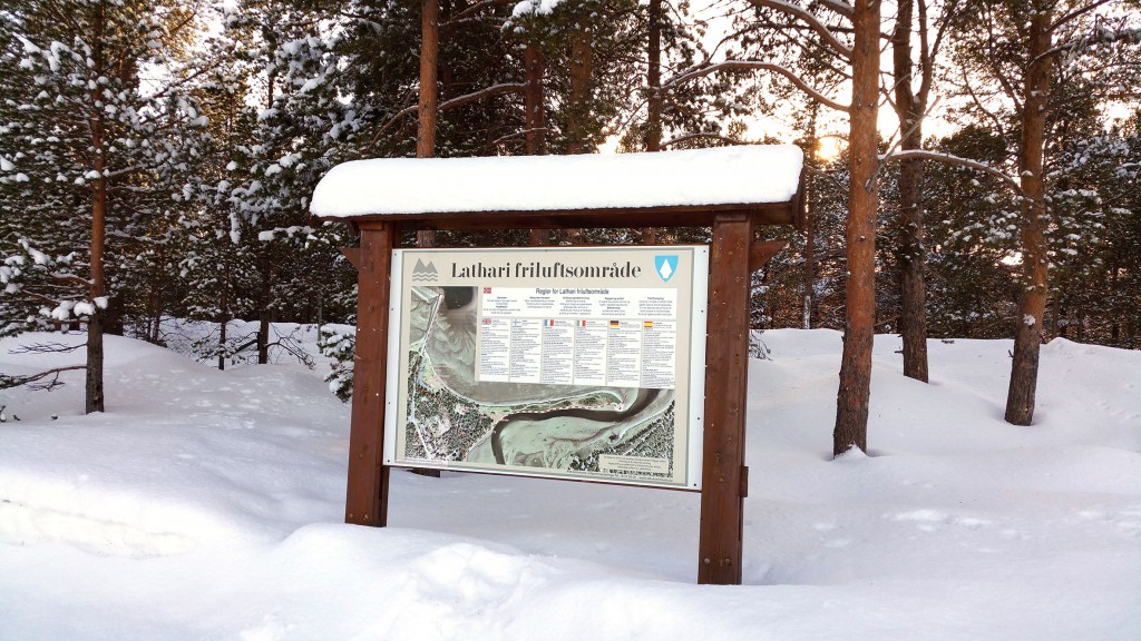 På dette skiltet på friluftsområdet Laattari står naturperlen navngitt som Lathari. KUVAT HEIDI NILIMA MONSEN