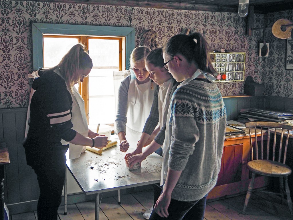 Elever fra Alta og Vadsø baker karelske piroger i bakeriet i Tuomainengården.