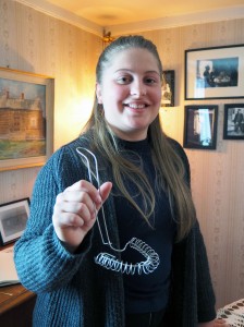 Kaisa Sundelin fra Alta videregående skole viser fornøyd fram vispen hun har laget.