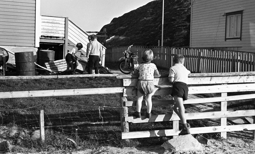 Barn leker med lemen i Hans Hansens hage i august 1970. KUVAT: VENKE OLSEN, Tromsø Museum – Universitetsmuseet 