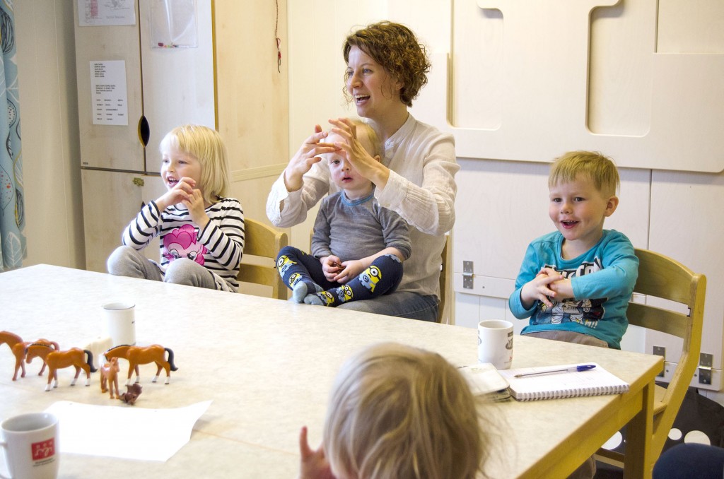 Anna-Kaisa Räisänen ja Kainun institutti oon vastuussa kielipesän pedagoogisesta systeemistä. Laulut ja lorut oon tärkkee osa tätä. KUVA HEIDI NILIMA MONSEN