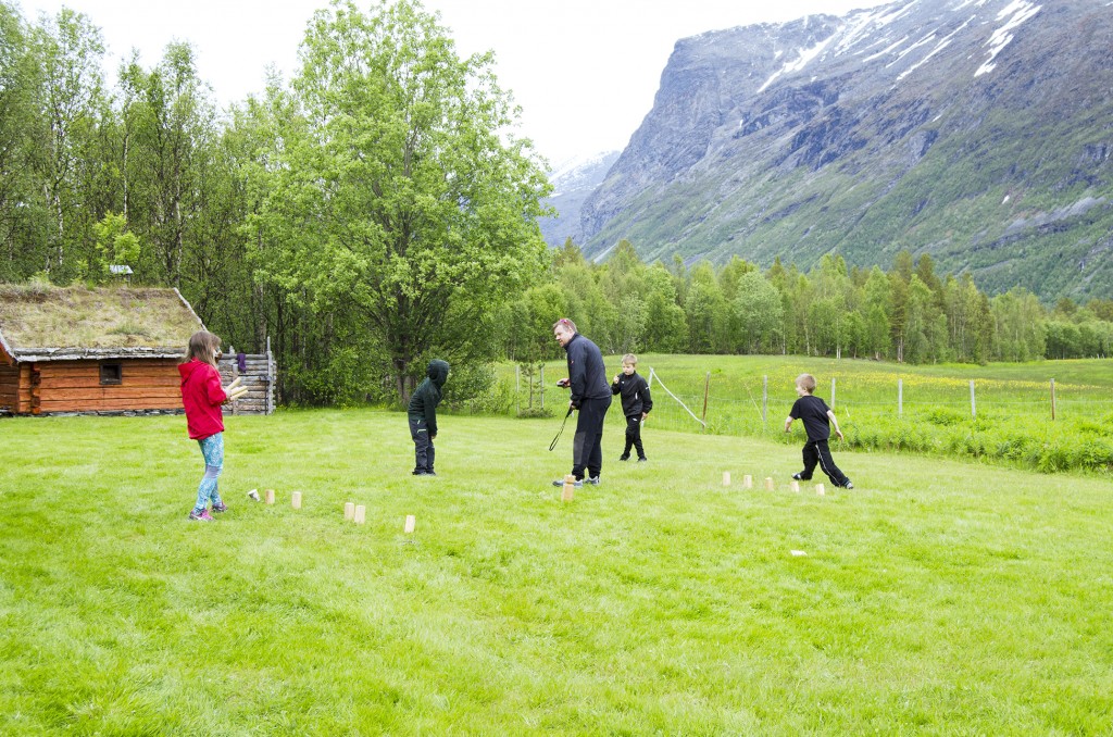 Barna koste seg med kubbespill. 