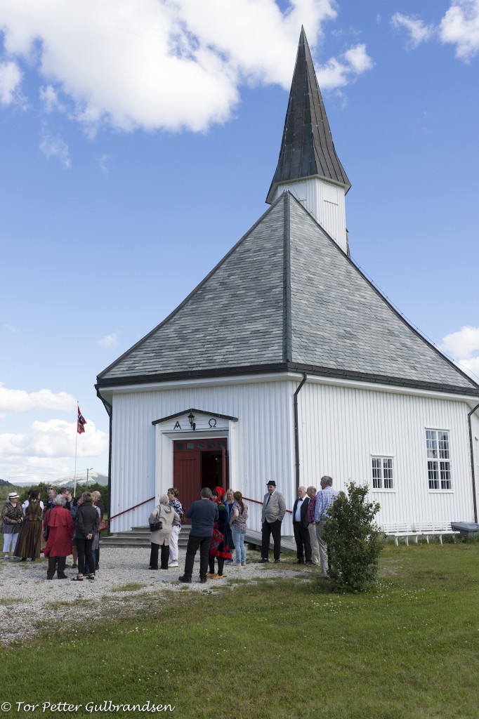 Til tross for strålende sommervær, møtte mange opp til den tradisjonelle kvenske gudstjenesten i Børselv Kirke. 