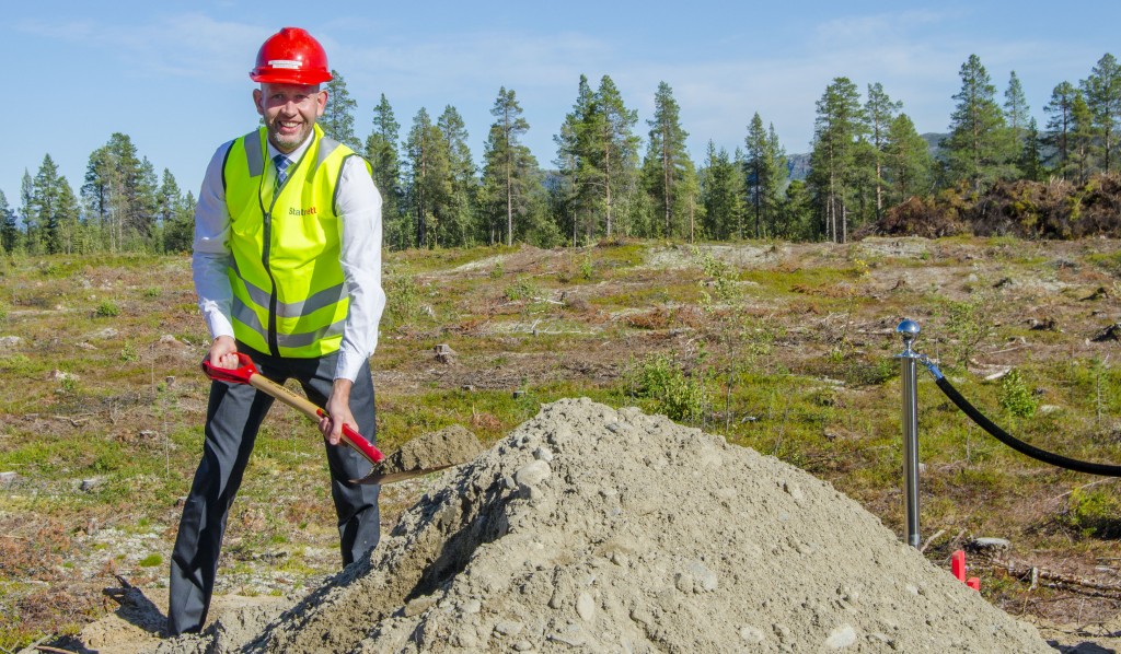 Kvenene holdt seg langt unna da Oljje- og energiminister Tord Lien satte første spadetak i jorda på Skillemoen i dag. De ville nemlig ikke være med på å feire ødeleggelsen av et viktigkvensk kulturminne. KUVA HEIDI NILIMA MONSEN