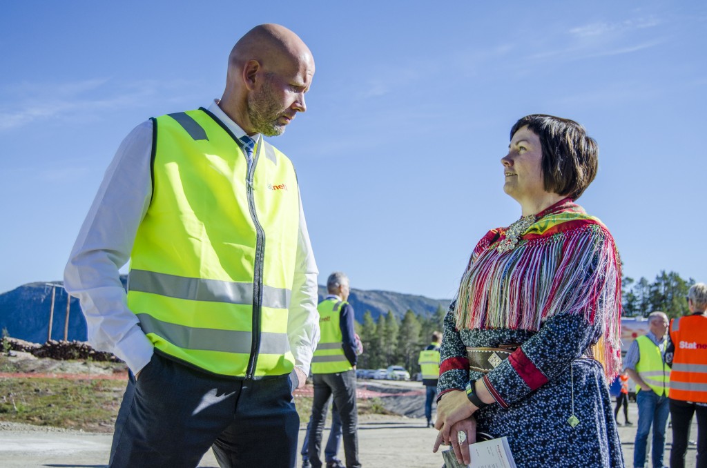 Sametingspresident Aili Keskitalo, her sammen med Olje- og energiminister Tord Lien, syns det er dumt at viktige kulturminner går tapt under utbyggingen, men at dokumentasjon av disse også har stor verdi. KUVA HEIDI NILIMA MONSEN