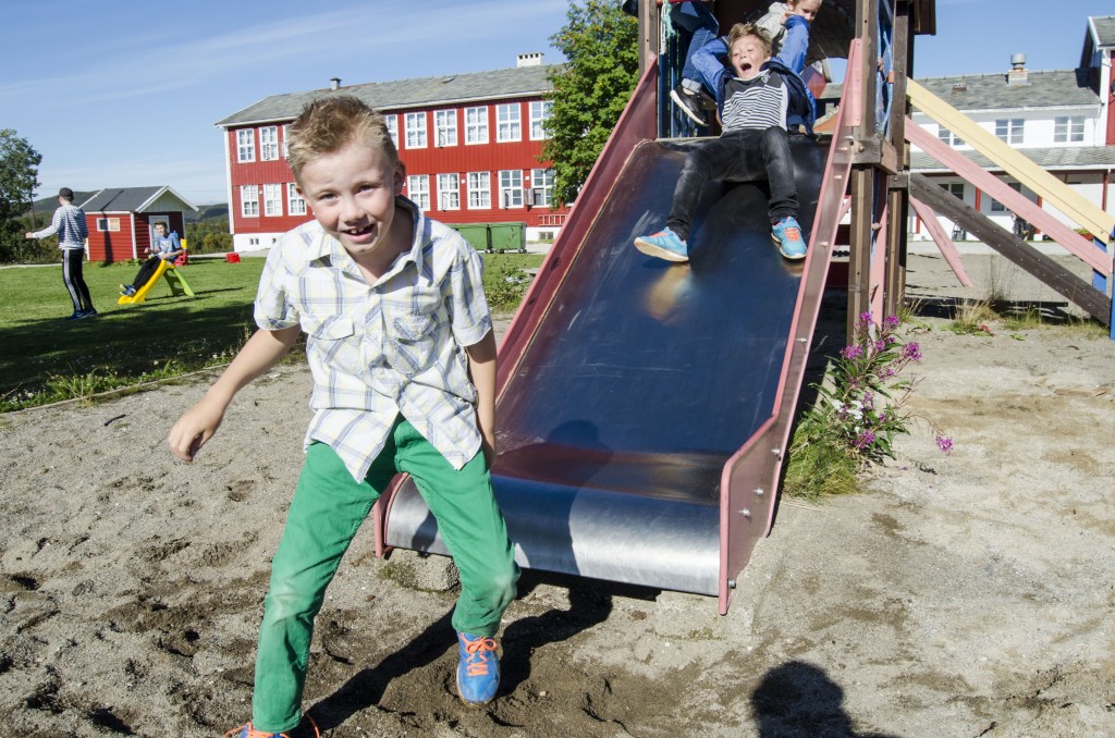 Olver (8) er kjempeglad for å kunne starte skoleåret på Børselv skole. KUVA HEIDI NILIMA MONSEN