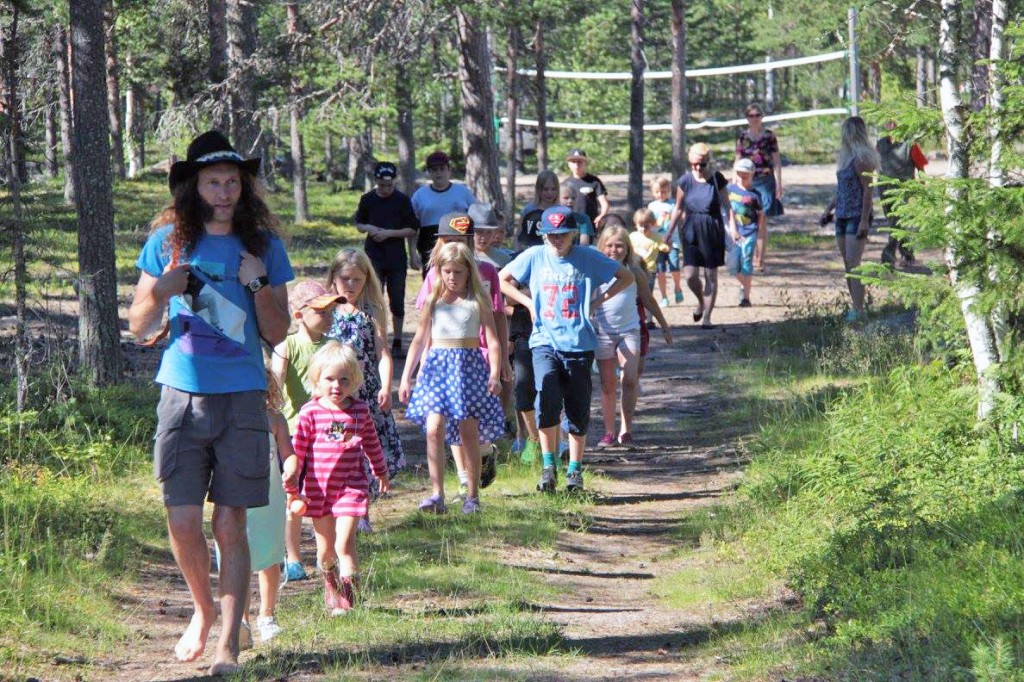 Daniel Särkijärvi leder barna ut på språkeventyr i skogen. KUVAT REIJO KEMI