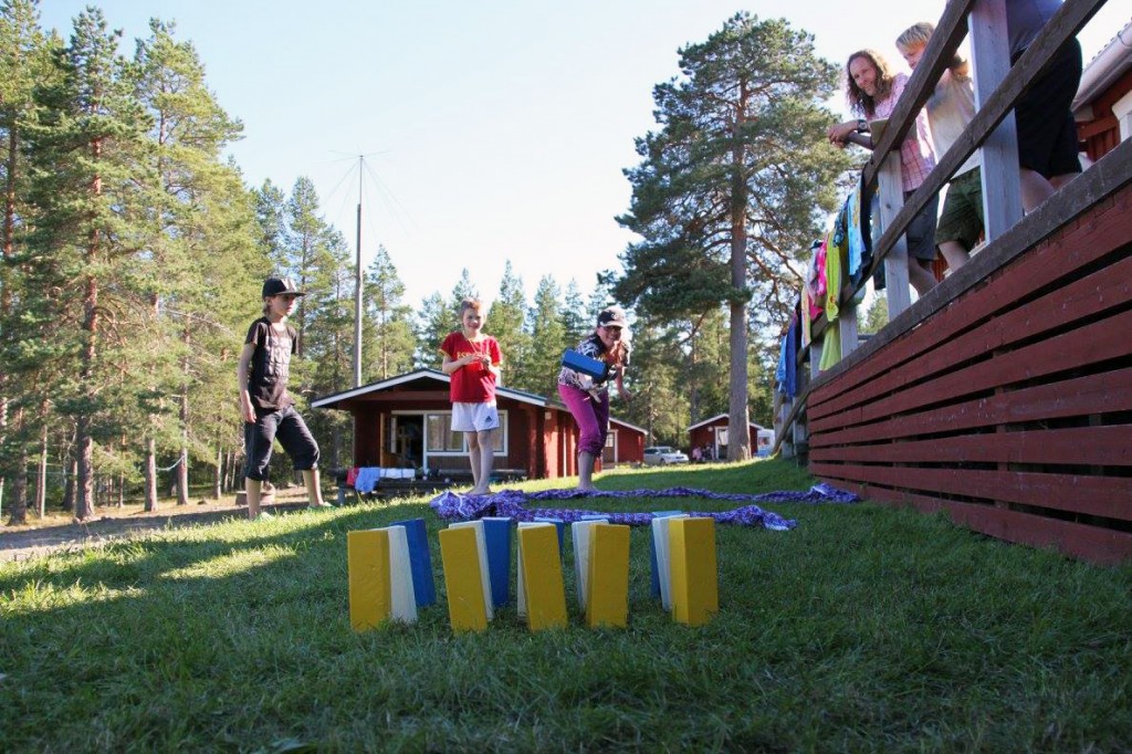 Lek og moro er viktig for språkutvikling. Her demonstrerer Tove Reibo kubbespillet meänpeli. 