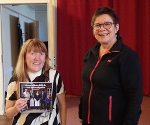 Maja Mella fikk overrakt Reidun Mellems nye bok som takk av Bente Nordhagen. 