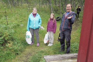 Siv Rasmussen, Arto Enojärvi og barna Anna Kaisa og Elias ble lang i maska da de oppdaga at det ikkje var vann i badstubekken. De måtte snu og hente vann hjemme. Heldigvis hadde de bil!