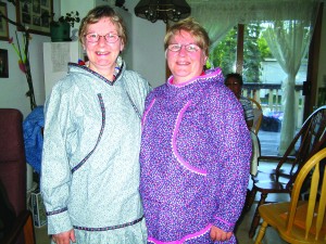 Evy Marie Nilima Hansen og Grete Alise Nilima Monsen i tradisjonelle drakter fra Alaska. 