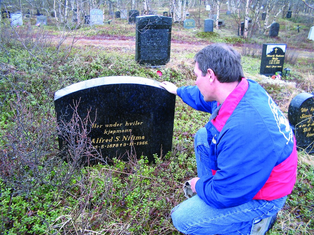 Robert isoäijin hauala. • Robert ved sin oldefars grav. 