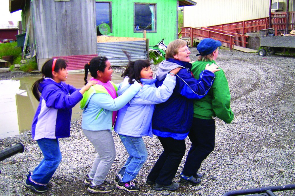 Grete Alise og Evy lærer barn i Noatak, hvor Roberg bor, å danse jenka.