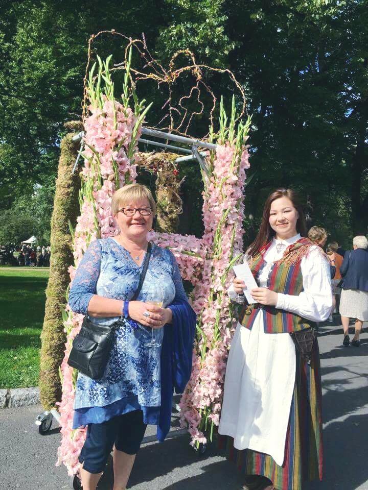 Karin larsen og Noora Ollila gikk sammen på kongeparets hagefest for å framsnakke det kvenske. KUVA PRIVAT
