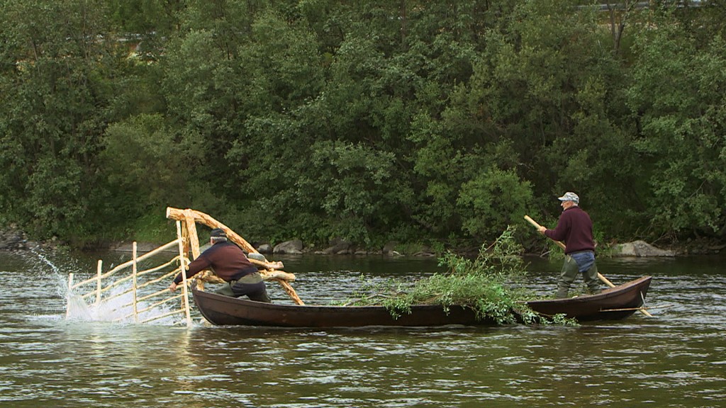 Sist sommer deltok de Einar og broren Ragnvald i en rekonstruksjon av det gamle stengselsfiske etter laks i Lakselva. KUVAT SIIVET AS