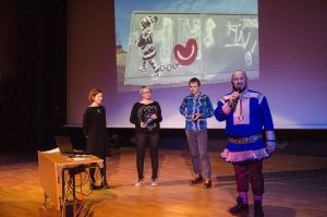 Mikkel Gaup var konferansier på gårsdagens Flerspråklighetskonferanse i Lakselv, her sammen med foredragsholderne Anna Kaisa Räisänen, Carola Kleemann og Florian Hiss.