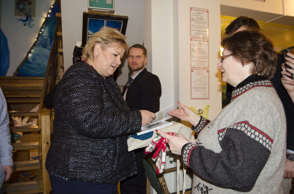 Erna Solberg fikk boken Kvenfolkets 500 år ved Ishavskysten og et par votter fra Bodil Andersen i Alta Kvenforening. 