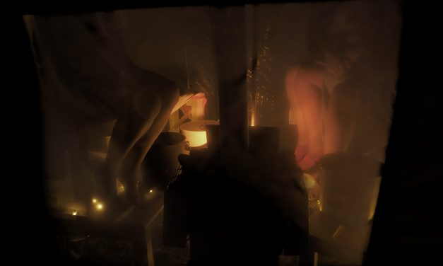 Nød lærer nakne kvinner å sette opp teltbadstu • Telttasauna testissä