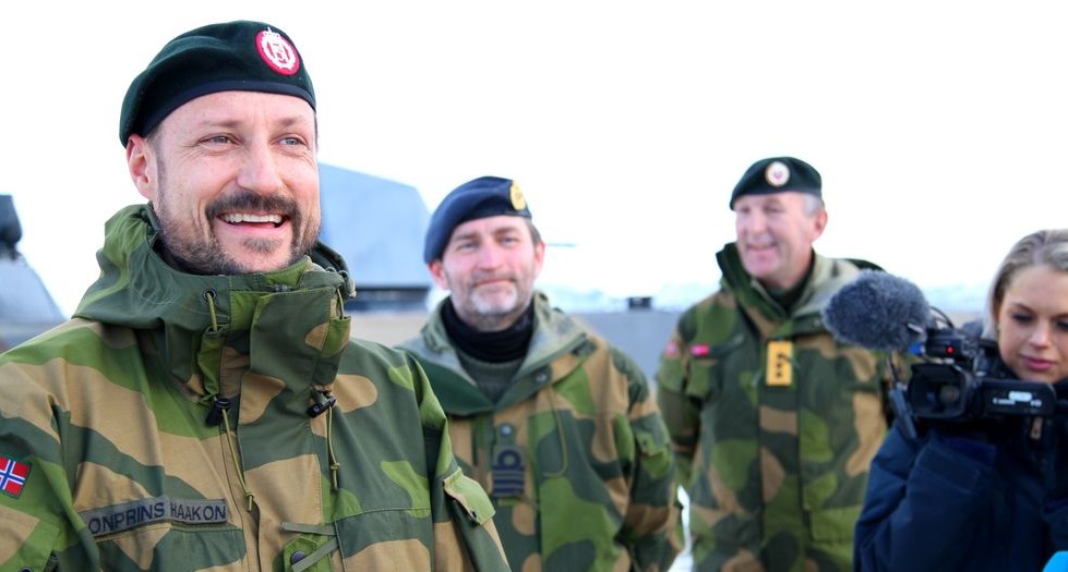 Kronprins Haakon besøker barna i Bærtua