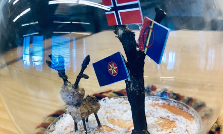 Serverer kultur-cocktail i vakre glass
