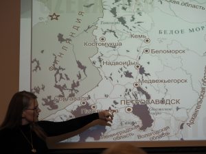 kart russisk karelen og øst-finland, en kvinne viser Vieljärvi kommune