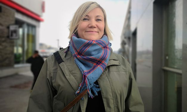 Oman kylän kväänivaimo kielisentterin johtaajana