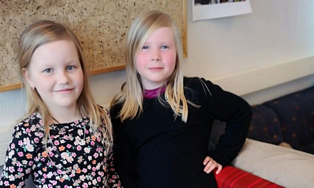 Frida og Margrete synger «kukko ja koira»